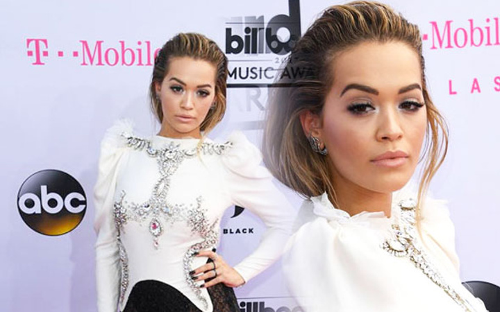 Rita Ora öyle bir elbise giydi ki arkasını dönünce dekolte fena...