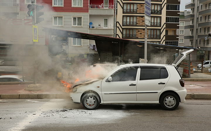 Kırmızı ışıkta alev aldı; sulama aracıyla söndürüldü!