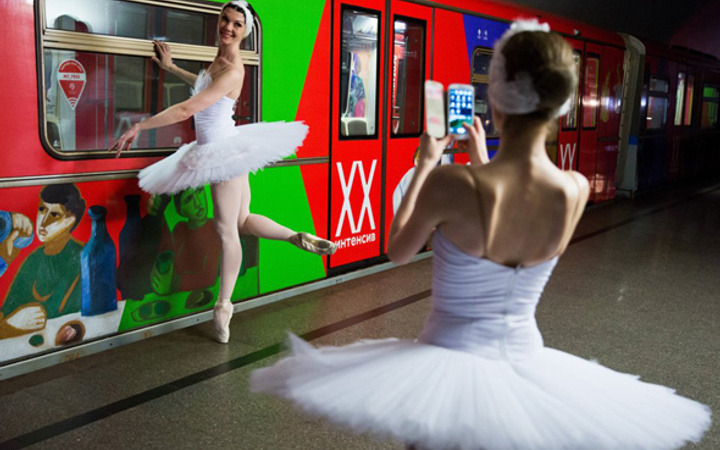Rusya Metrosunda Bale Gösterisi!