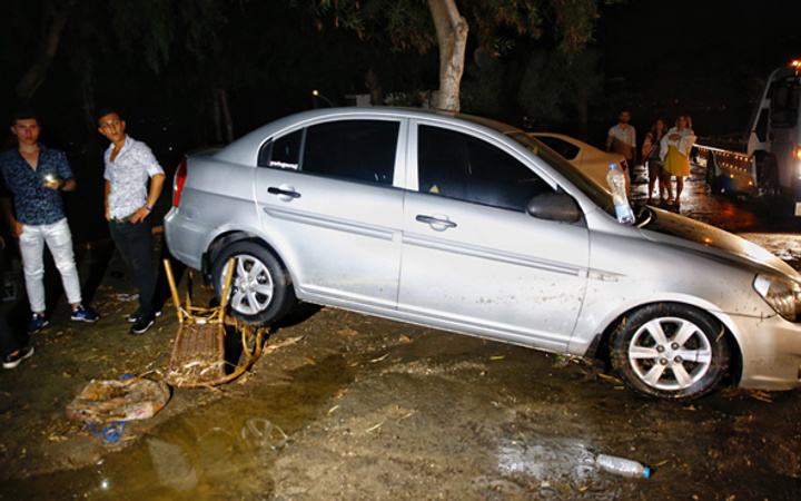 Bodrum'da deprem sonrası tsunami onlarca araç ve tekne sürüklendi