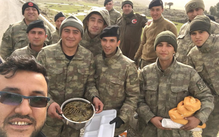 Analar görev başında cephedeki askeri sarma yapıp içlik ördüler