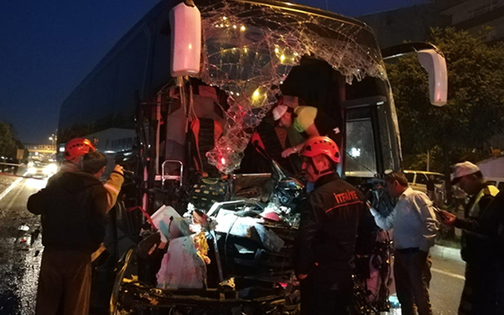 Yolcu otobüsü TIR'a çarptı: Ölü ve çok sayıda yaralı var!