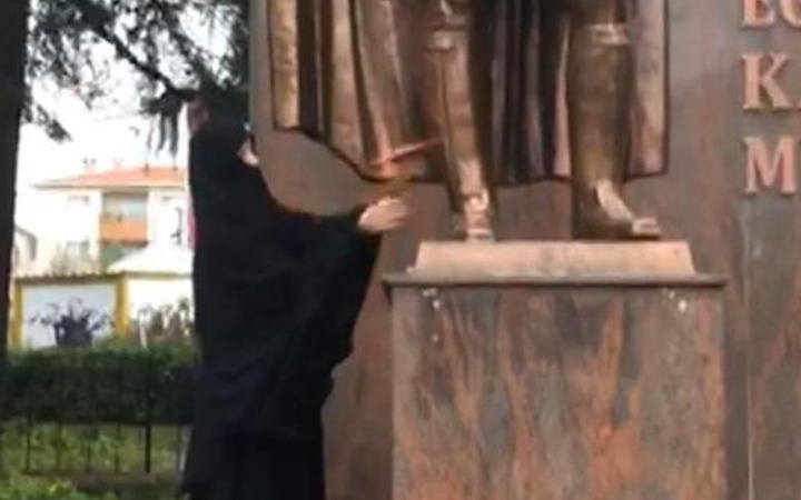 Atatürk Anıtı'na baltayla saldıran kadın aranıyor