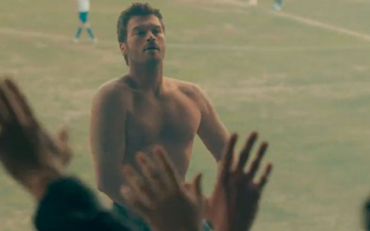 Kıvanç Tatlıtuğ Çarpışma'da üçlü çektirdi sosyal medya karıştı