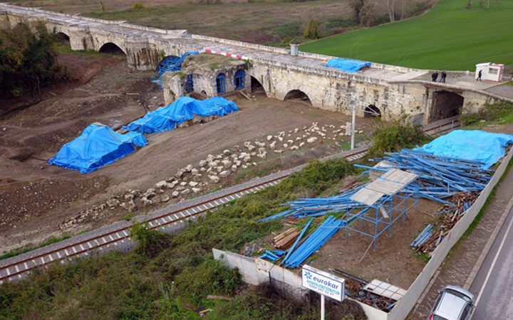Bin 500 yıllık köprünün altından tarihi hamam çıktı