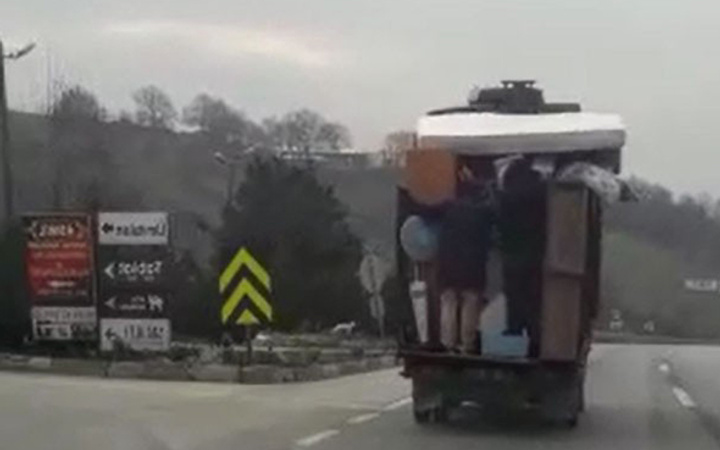 Eşya yüklü kamyonetin arkasında tehlikeli yolculuk!