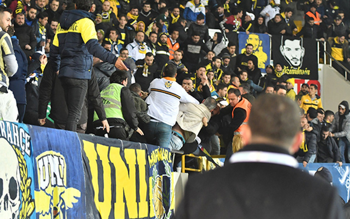 Akhisar'da Fenerbahçe tribününde kan aktı!