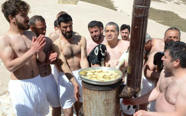 Ünlü türkücü Hakkari'de dağa çıktı kanayan yaraya parmak bastı!