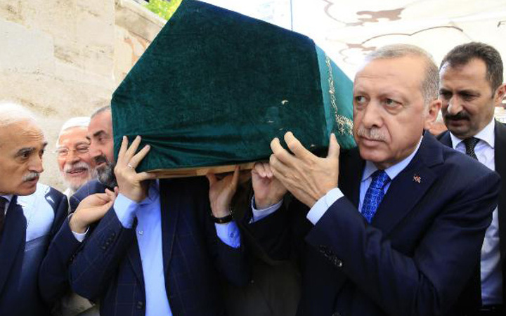 Erdoğan tabutu böyle omuzladı! Cenazede dikkat çeken detay