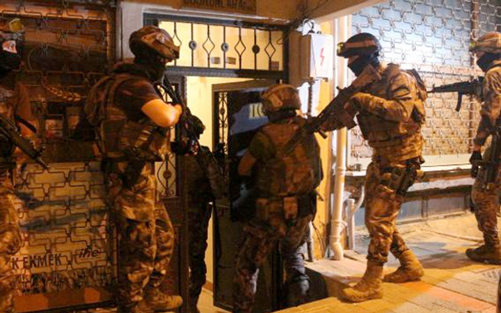 Villaya gelen kurye içeride yapılanları polise haber verince...