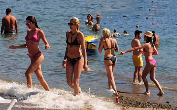 Bikinisinden çıkardı ayaklarına sıktı!