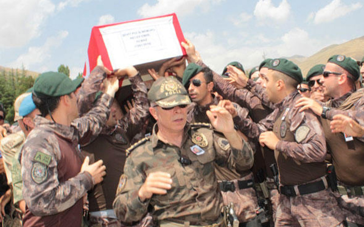 Şehit törenine damga vuran 'kahramanlık' şiiri!
