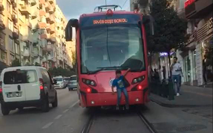 Bedava yolculuk için ölümü göze alıyorlar