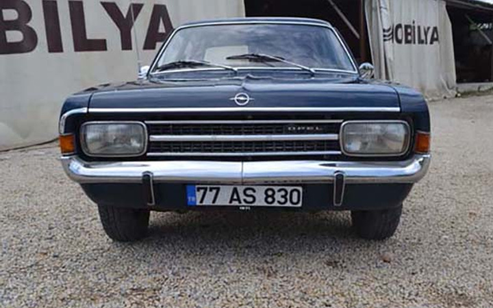 1971 model otomobiline gözü gibi bakıyor