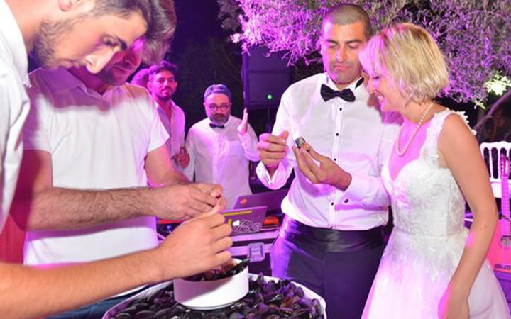 Düğünde şaşırtan detay! Pasta yerine midye dolma Haber