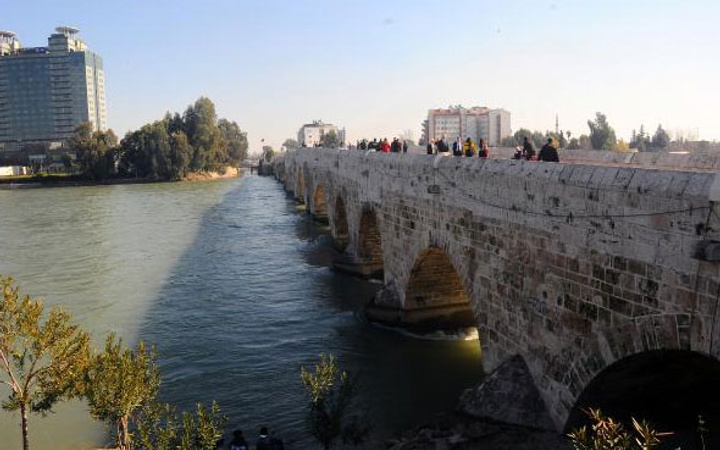 16 asırlık köprüde kahreden görüntü! Bir tarihin üzerinde bakın neler yazıyor