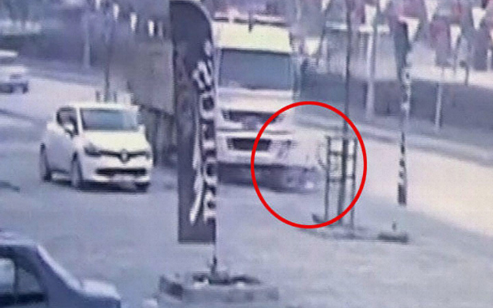 Çok acı görüntü: Kamyon Suriyeli genci ezdi!