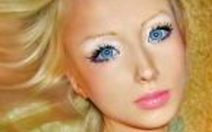 Operasyonla Barbie oldu