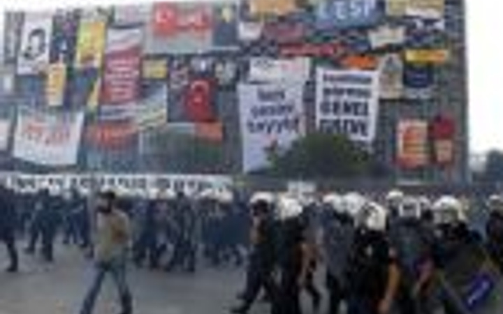 İşte AKM'nin üzerinden temizlenen pankartlar
