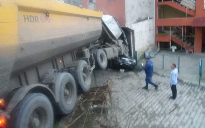 Zonguldak'ta freni boşalan TIR, ortalığı savaş alanına çevirdi
