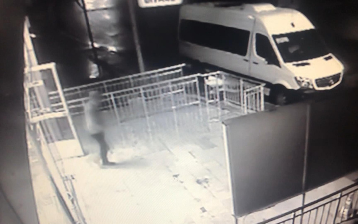 Maltepe'de marketten silahlı soygun: Soyguncu kamerada!