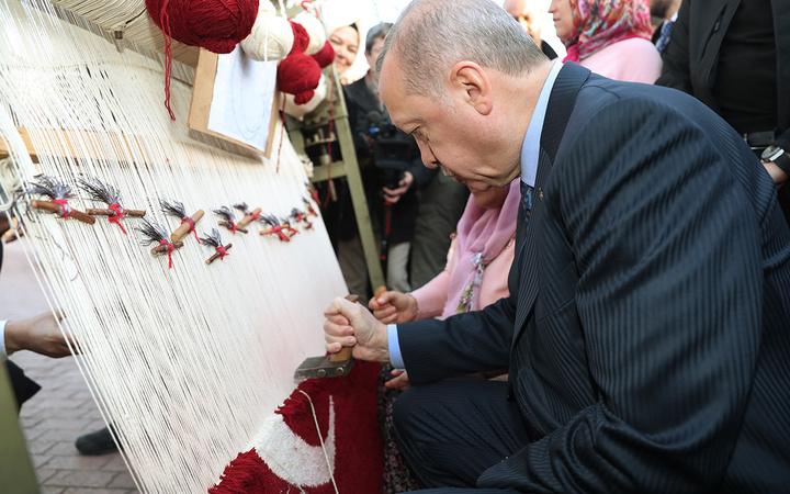 Cumhurbaşkanı Erdoğan Türk bayraklı halıya ilmek attı