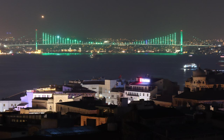 Çamlıca Camii'ndeki ışık testleri görsel şölen oluşturdU