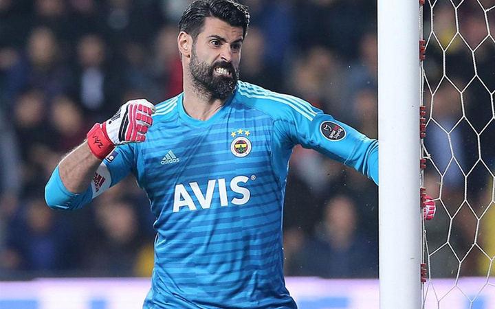 Volkan Demirel deliye dönüp direği yumrukladı taraftardan tepki gecikmedi