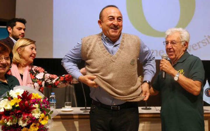 Mevlüt Çavuşoğlu'nun güldüren kazak anısı eşim beğendiği kazağımı makineye atıp...