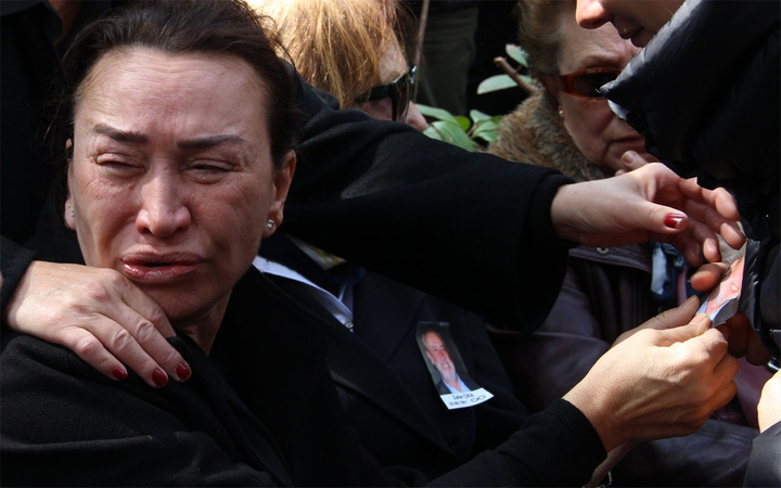 Demet Akbağ eşi Zafer Çika'nın cenazesinde ağlayarak Ata Demirer'in eline sarıldı