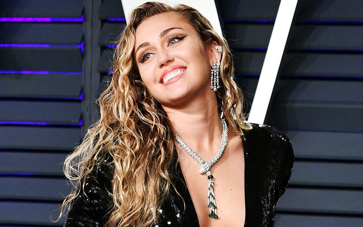 Miley Cyrus iyice abarttı çırılçıplak pozu ortalığı kasıp kavurdu!