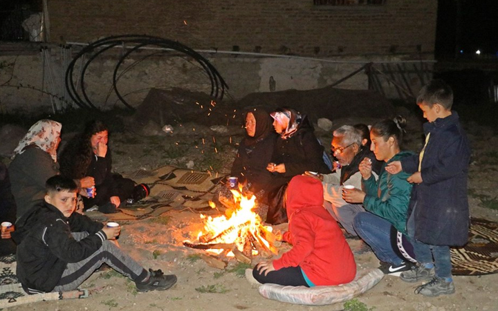 Deprem sonrası geceyi sokakta geçirdiler