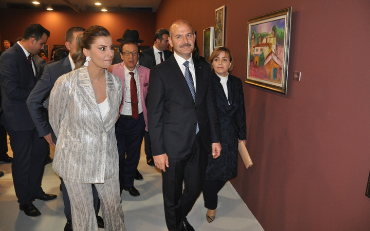 Gazeteci Hande Fırat'ın resim sergisine yoğun ilgi