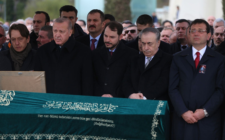 Cumhurbaşkanı Erdoğan'la Ekrem İmamoğlu aynı cenazede saf tuttular
