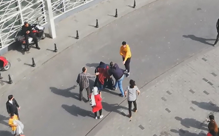 Taksim'de 'meydan' dayağı! İki sevgili arasında kavga çıktı