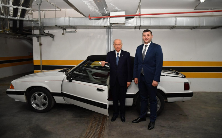 Devlet Bahçeli klasik Mustang aracını Baki Ersoy'a hediye etti