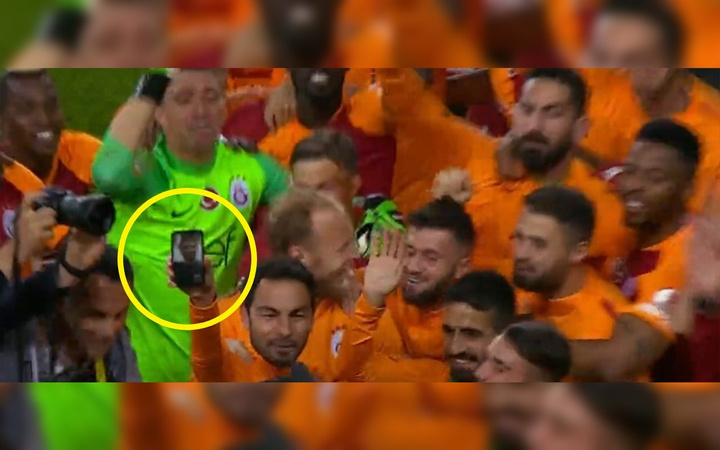 Galatasaraylı futbolcular kupa sevincini Emre Akbaba'yla paylaştı