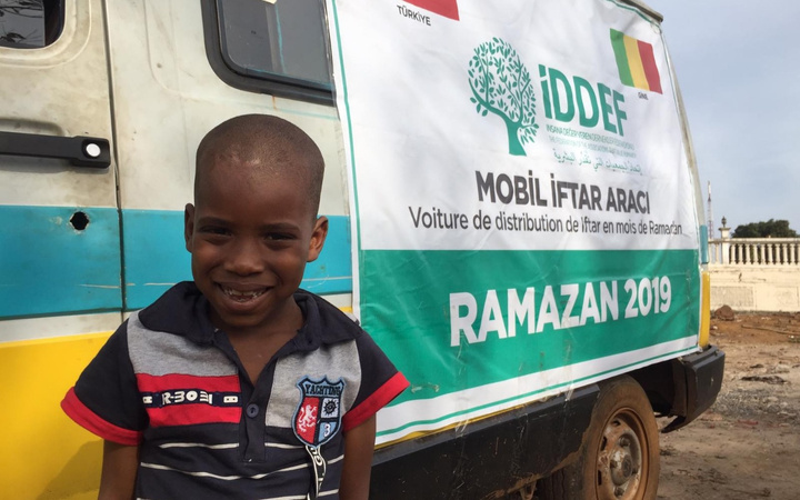 Mobil iftar araçları yoksullara ulaşıyor