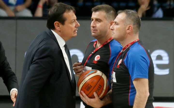 Ergin Ataman çıldırdı hakemin üzerine yürüdü
