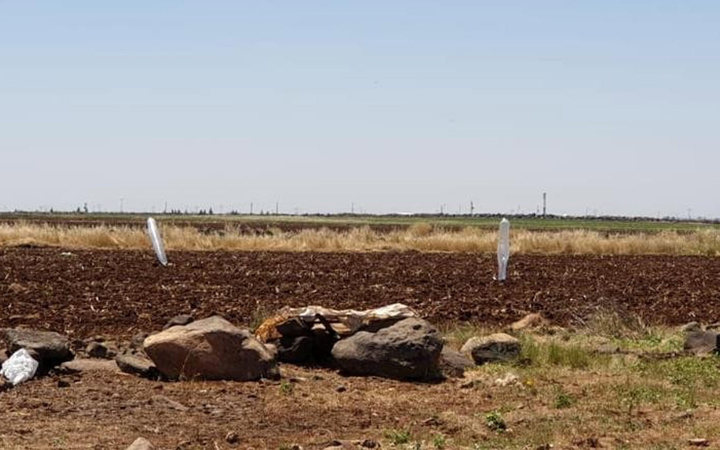 Şanlıurfa'da bir tarlaya uçan balonun içinde mühimmat düştü