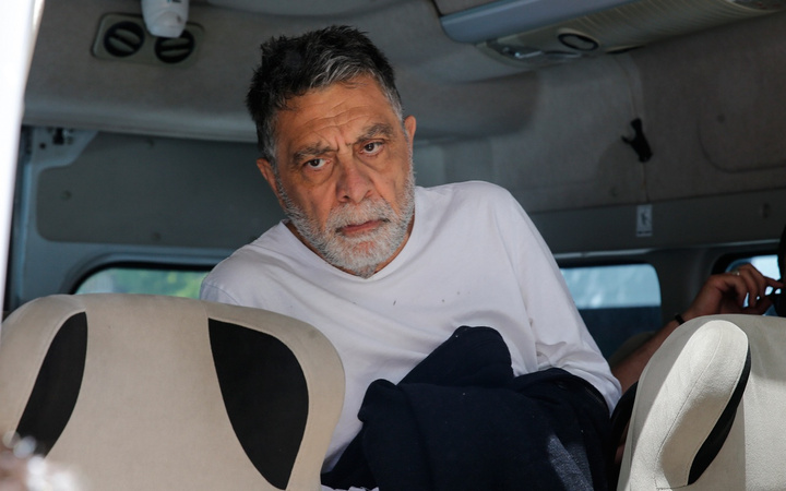 Zümrüt Apartmanı yazarı Abdullah Şevki'nin 'At kıçı' şiiri de sapkınca