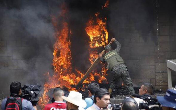 Honduras'ta ABD Büyükelçiliği önünde tehlikeli olaylar