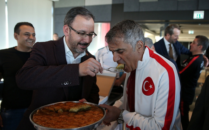 Muharrem Kasapoğlu Şenol Güneş'e elleriyle baklava yedirdi