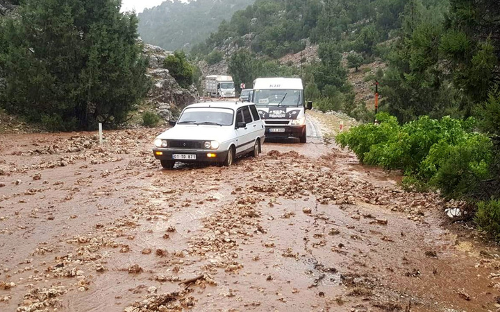 Silifke'de selde yollar çöktü