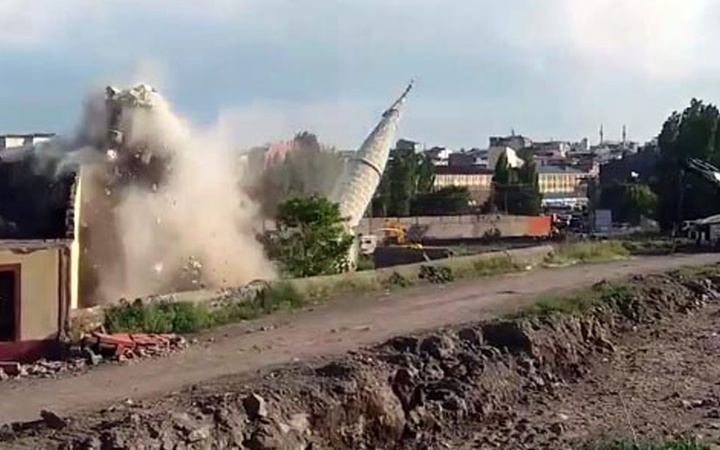 Kars'taki Bayrampaşa Cami'nin minaresinin yıkılma anı kamerada