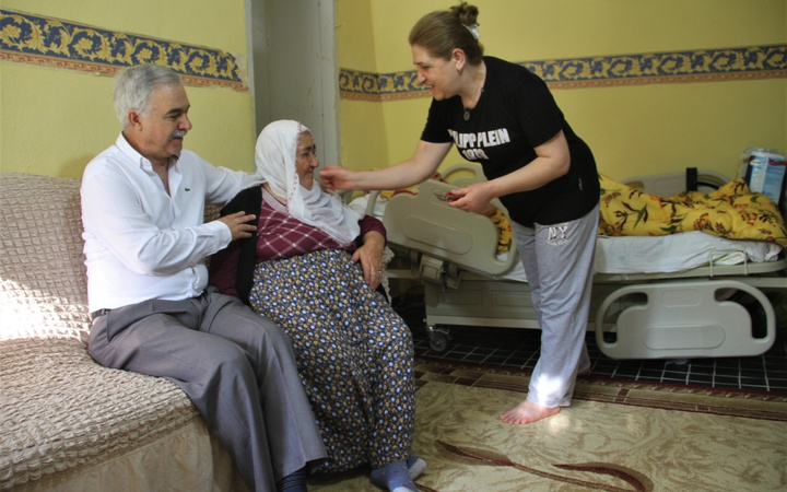 Elazığ'da örnek gelin! Aynı evde hem annesine hem kaynanasına gözü gibi bakıyor