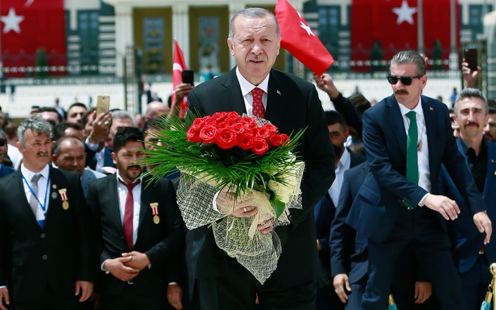 Erdoğan şehit evladıyla el ele anıta yürüdü! 15 Temmuz'un yıl dönümünde duygu dolu anlar