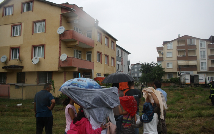 Sağanak yağmura rağmen intihar girişimini böyle izlediler