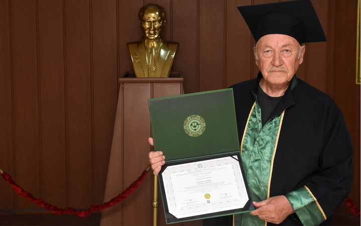Adana'da cezaevindeki yaşlı adamın okuma azmi herkesi şaşırttı