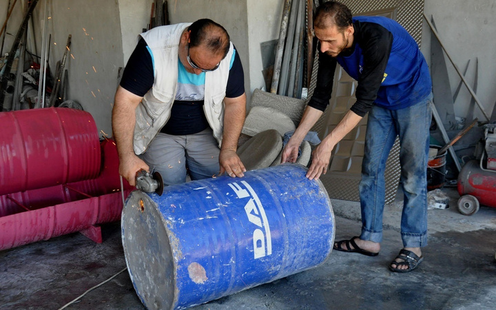 Suriyeli adam tanesini 800 TL'den satıyor! Hatay'da boş varillerle bakın neler yapıyor